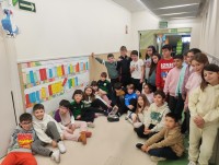 Adi! Liburu-zaleek eskola inbaditu dute